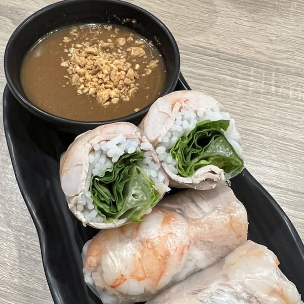 Fresh Vietnamese spring rolls with shrimp, lettuce, and rice noodles, served with peanut sauce.