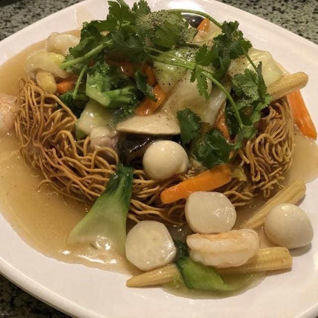 78. Mi Xao Don Thap Cam / Crispy Egg Noodles.